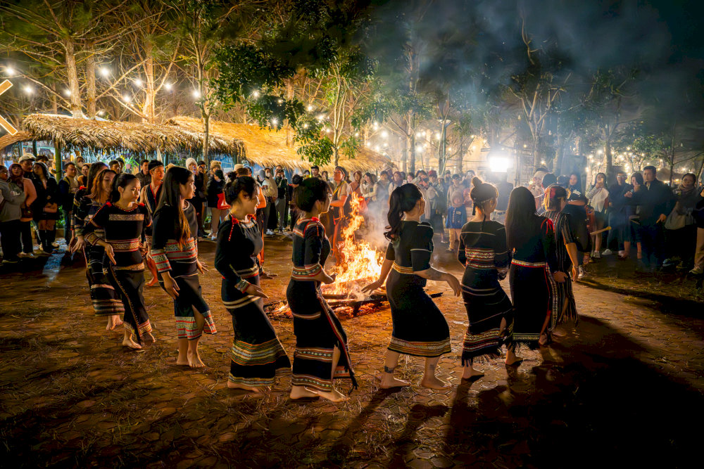 Chợ phiên về đêm